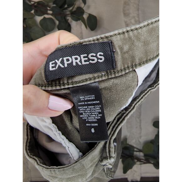 Express Shorts in Army Green - Picture 2 of 5